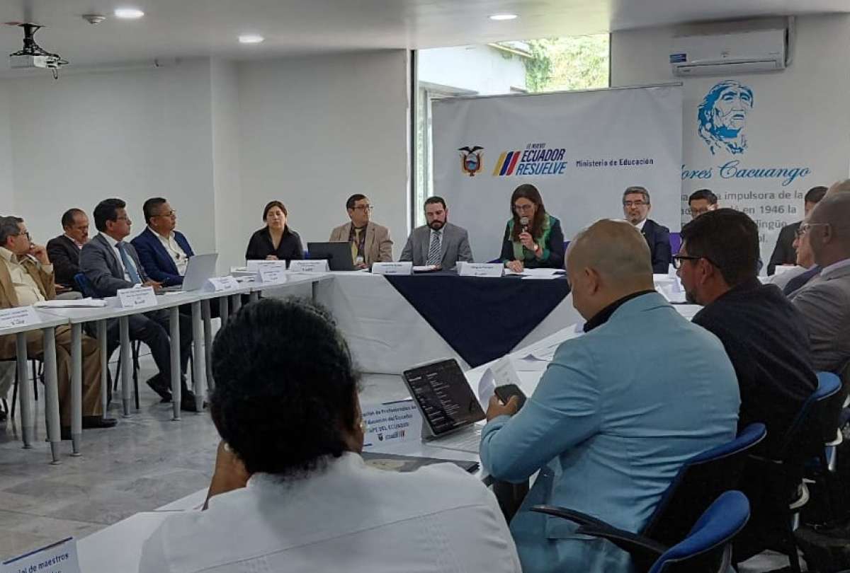 La ministra Alegría Crespo se reunió con gremios educativos para abordar la creciente inseguridad en las instituciones. Se prioriza la protección de 365 escuelas ubicadas en zonas de alta violencia.