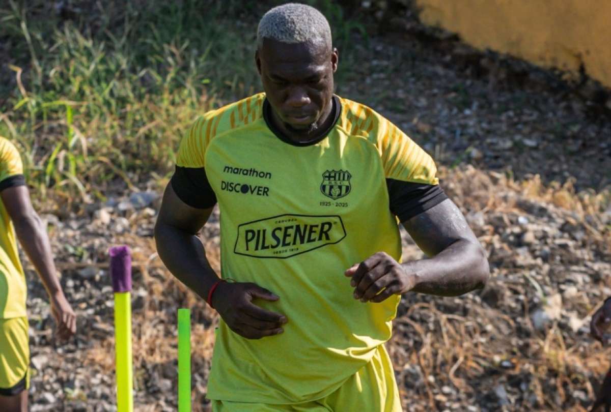 Antonio Álvarez habló sobre el futuro de Felipe Caicedo