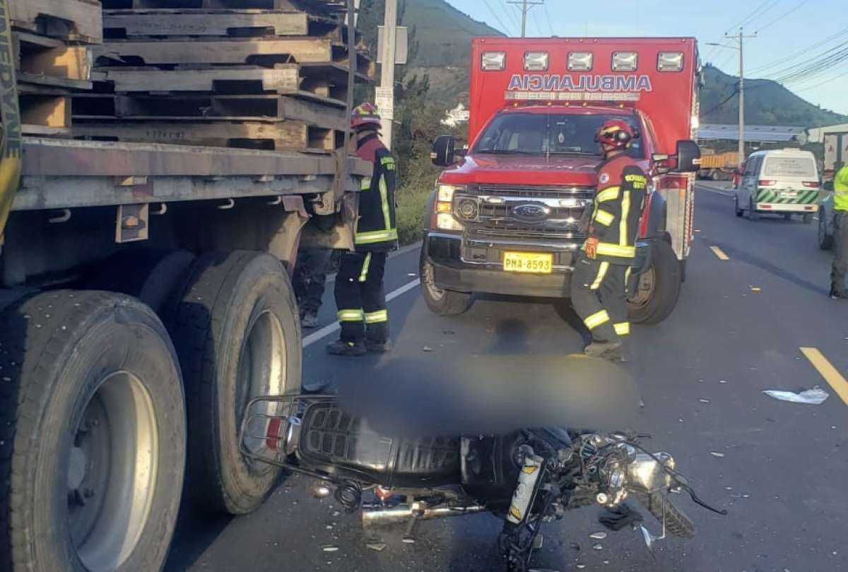 Cuerpo de Bomberos de Quito atendió la emergencia en la vía a Calacalí