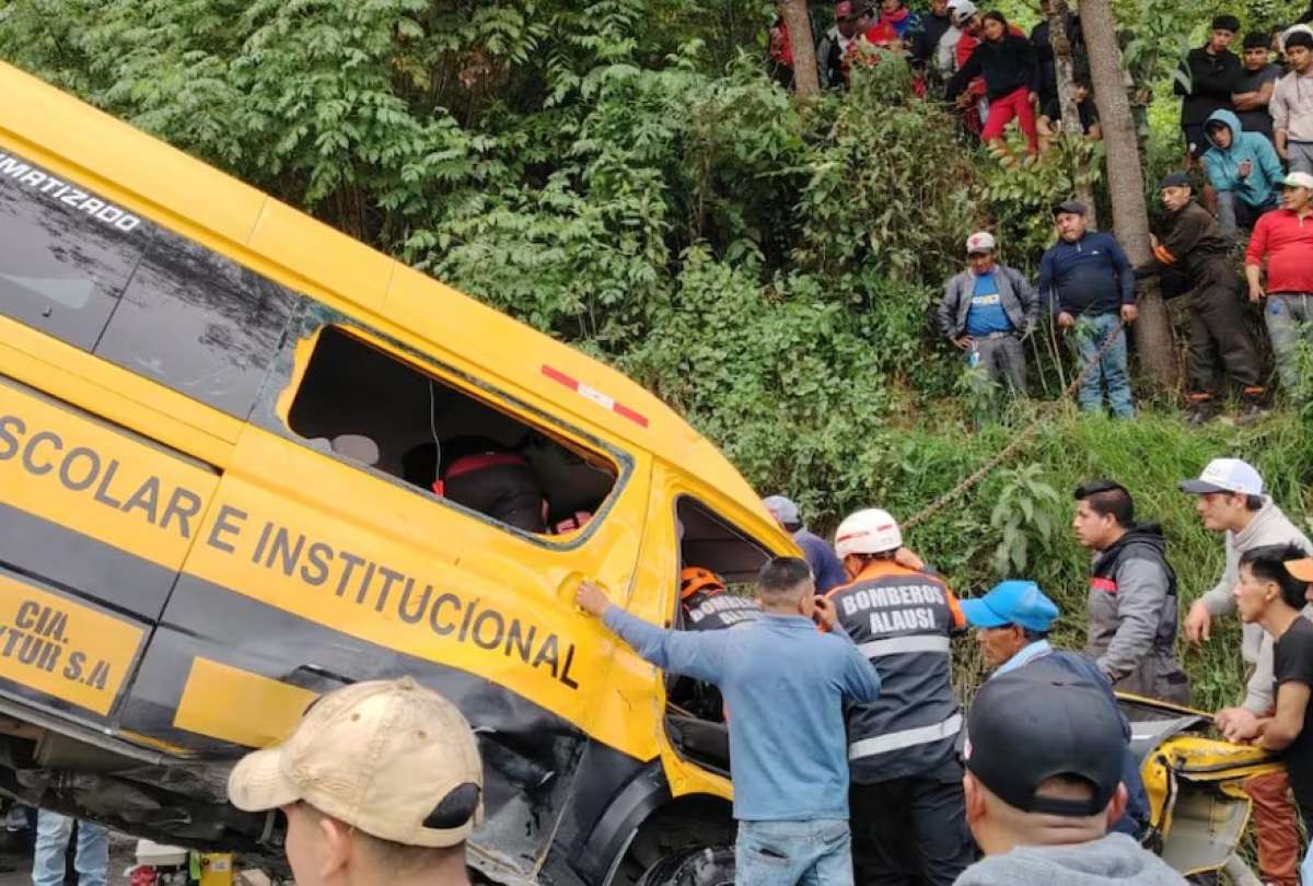 La tarde del domingo, una buseta se volcó en Alausí. En el vehículo viajaban integrantes de un grupo de danza. Hay muertos y heridos.