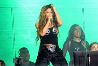 La colombiana Shakira se presentó para sus fans para promocionar su nuevo disco &quot;Las mujeres ya no lloran&quot;.