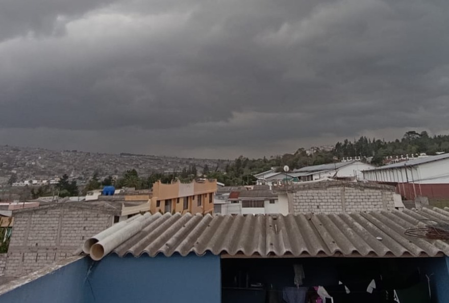 Se presentaron lluvias en el sector de Pomasqui. 