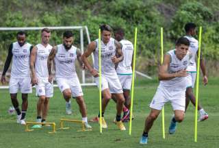 El plantel de Barcelona realiza ejercicios físicos en la cancha Sigifrido Agapito Chuchuca