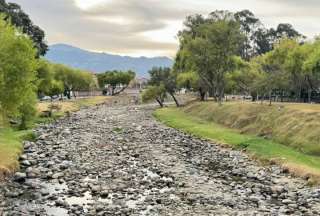 La sequía impacta a los ríos en Cuenca. Los caudales de los cuatro afluentes de esa ciudad tienen niveles bajos. 