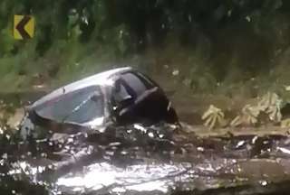 Las intensas lluvias que cayeron en la vía provocaron el cierre de la carretera Baños Puyo. 