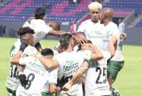 Los jugadores de Orense celebran el empate que sacaron en cancha de Independiente del Valle