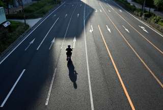 Un motociclista no logró frenar a tiempo y chocó con un automóvil, en China.