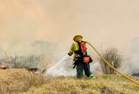 Los bomberos trabajan con 128 efectivos para apagar los incendios en tres zonas de Quito.