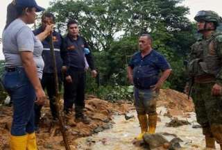 El personal de Fuerzas Armadas y Cruz Roja busca a las víctimas en Ponce Enríquez. 