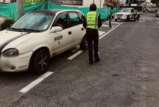 La autopista Simón Bolívar tiene varios baches y daños en su calzada. 