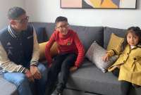 Daniel Pintado y sus hijos disfrutan en su nueva casa