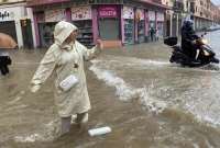 Más de 3.000 personas desalojadas y suspensión de trenes y vuelos debido a las intensas lluvias en la provincia.