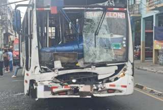 Dos autobuses terminaron destrozados, tras un choque ocurrido en el centro de Guayaquil.