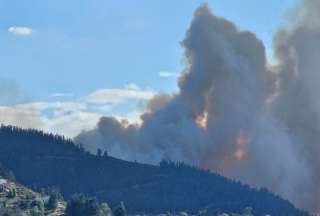 El Cuerpo de Bomberos de Quito atiende una emergencia tras reportarse un incendio forestal en el sector de Guangopolo, cerca del estadio de Toglla.