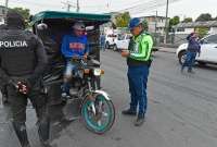 En Guayaquil, comerciantes informales fueron desalojados tras invadir la vía pública. 