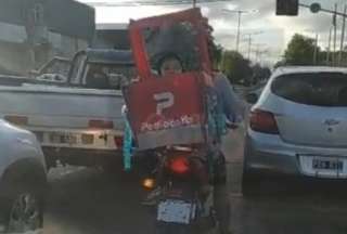 Un repartidor corrió el riesgo de llevar un niño dentro de una caja de delivery