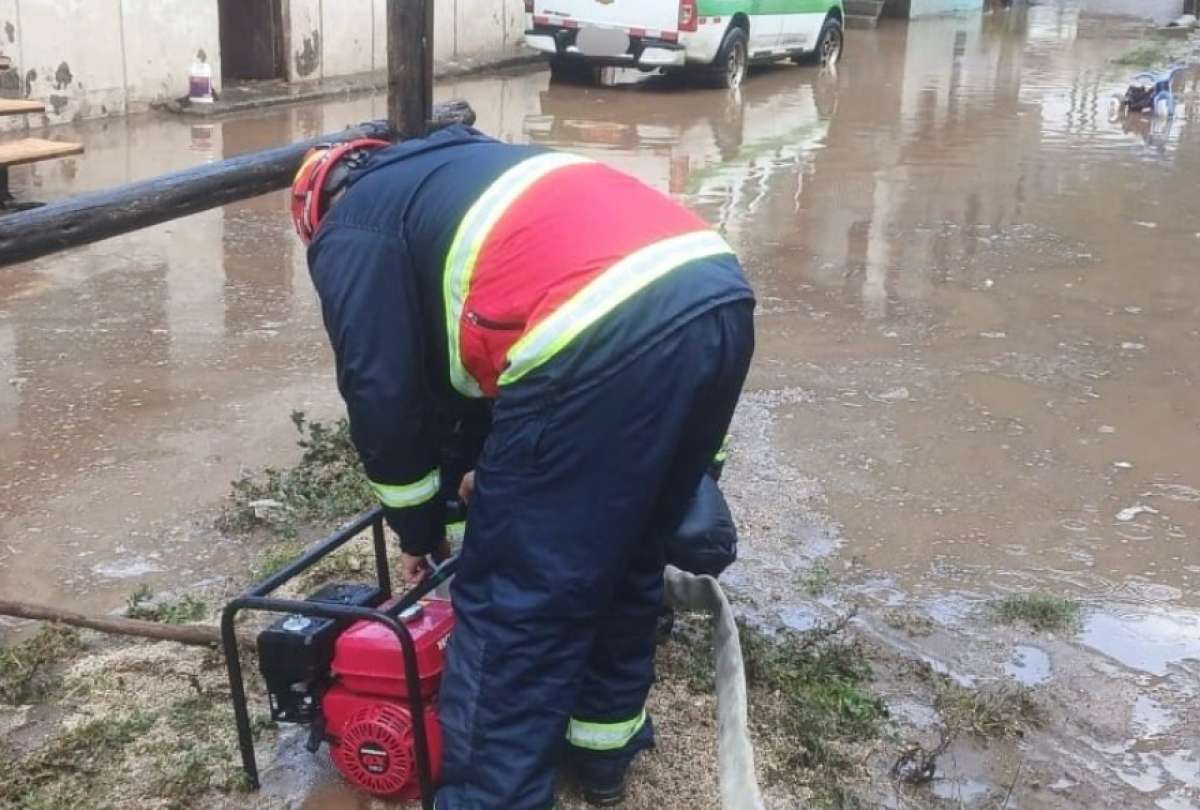 Bomberos de Quito acudieron a varias zonas de Quito inundadas por las lluvias.