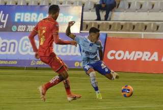 Iván Ortigoza, de macará (10), controla el balón ante Darwin Suárez, de Cumbayá