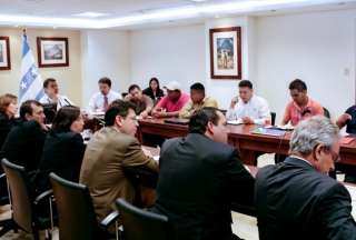 Leandro Norero (derecha, camiseta salmón), durante una reunión con el Gabinete de Rafael Correa, en el Ministerio del Litoral.