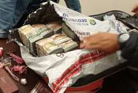 USD 2,1 millones en billetes de USD 100 fueron ingresados de manera ilegal al Ecuador, a través del aeropuerto de Quito.