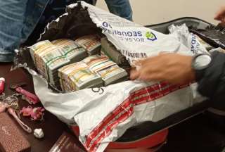 USD 2,1 millones en billetes de USD 100 fueron ingresados de manera ilegal al Ecuador, a través del aeropuerto de Quito.