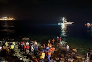 La aeronave con 18 personas a bordo se precipitó al agua poco después de despegar.