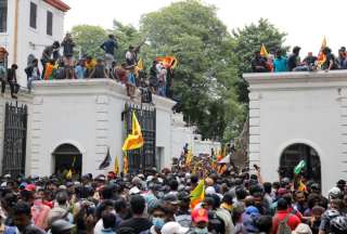 Una multitud se tomó el palacio de Gobierno de Sri Lanka