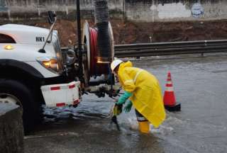 El agua se acumuló en varias zonas de Guayaquil