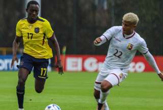 Yaimar Medina (17), de Ecuador, es marcado por Lewis Peña, de Venezuela.