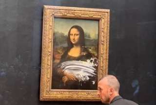 Hombre disfrazado lanza un pastel a &#039;La Gioconda&#039;