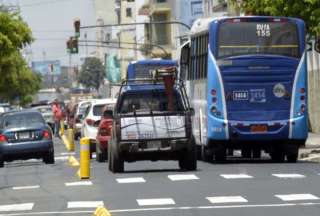 Tras la demolición del edificio Fantasía en Guayaquil, 18 líneas de buses retoman su recorrido habitual. 