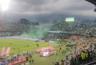 Tras fuertes enfrentamientos de hinchas el Atlético Nacional y la policía se registraron heridos y detenidos. 