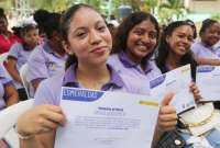 El Gobierno Nacional entregó en Esmeraldas 1.000 becas a jóvenes que desean continuar sus estudios en institutos de tercer nivel. 