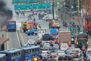 Un articulado se incendió frente a la entrada de La Prosperina.