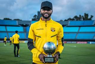 Leonai Souza sostiene el trofeo que recibió del fútbol uruguayo por su campaña en el 2021