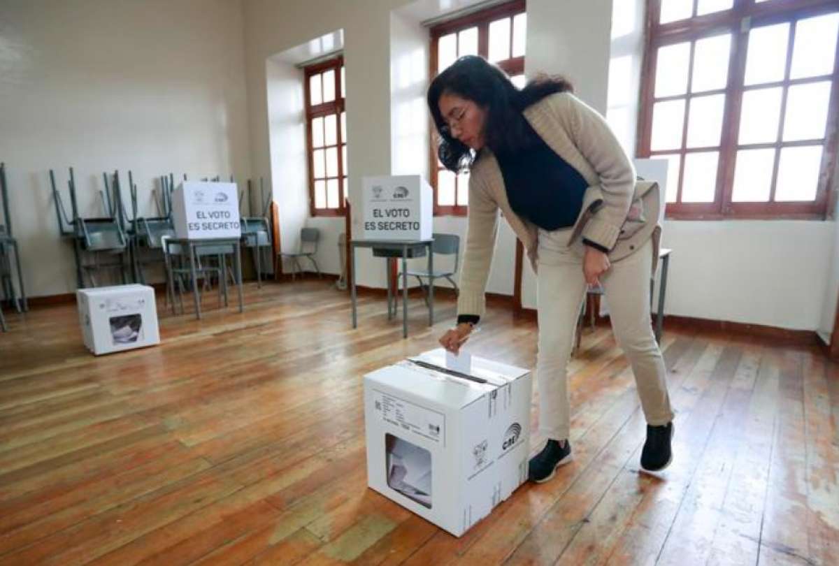 Los ecuatorianos que residen en el exterior no están obligados a votar, según el Código de la Democracia.