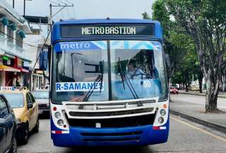 Los usuarios de la metrovía en Guayaquil pueden acceder a la Tarjeta Guayaca para que el valor de su pasaje en este medio se mantenga.