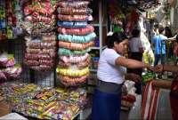 Los locales de confitería del Mercado Central de Guayaquil se activaron por la época navideña. 