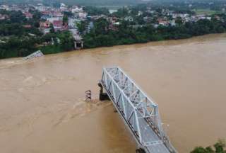 Un puente colapsó en Vietnam por las fuertes lluvias provocadas por el tifón Yagi.