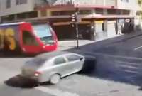 El operador del tranvía detuvo a tiempo la unidad cuando un vehículo cruzó en rojo. 