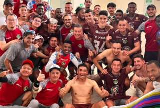 Los jugadores del Mushuc Runa festejan en el camerino la clasificación al cuadrangular final de la Copa Ecuador. 