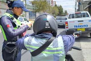 Los agentes municipales han incrementado su presencia por la suspensión del servicio eléctrico en Quito y Guayaquil.