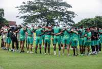 El plantel de Barcelona se reúne, previo al entrenamiento en la cancha alterna del Monumental