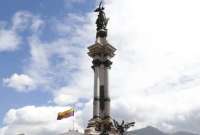 Dos individuos sustrajeron una de las hojas de acanto del monumento de la Independencia.