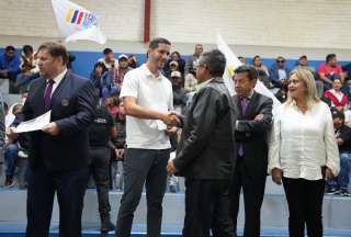 El ministro Roberto Luque (centro), durante la entrega de 807 cupos a los transportistas en Quito.