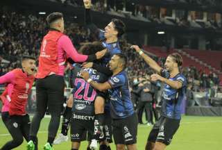 Los jugadores de Independiente del Valle festejan el primer gol de Lautaro Martínez