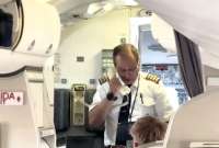 Un piloto argentino protagonizó un emotivo momento tras despedirse de familiares y amigos en el último vuelo de su carrera. 