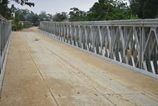 El puente de 45,72 metros de longitud fue colocado sobre el río Atio.