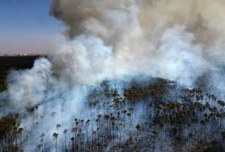 El humo de incendios en Brasil y Bolivia impacta a varias regiones, mientras la Amazonía enfrenta una sequía extrema que reduce ríos y aísla comunidades. 