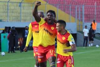 Aucas ganó con uno menos a El Nacional